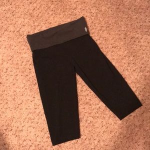 Victoria’s Secret black cropped legging